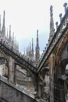 catedral de milão, duomo di milano, uma das maiores igrejas do mundo, na praça piazza duomo, no centro da cidade de milão, na itália. foto