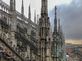 catedral de milão, duomo di milano, uma das maiores igrejas do mundo, na praça piazza duomo, no centro da cidade de milão, na itália. foto