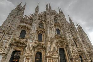 catedral de milão, duomo di milano, uma das maiores igrejas do mundo, na praça piazza duomo, no centro da cidade de milão, na itália. foto