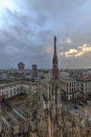 catedral de milão, duomo di milano, uma das maiores igrejas do mundo, na praça piazza duomo, no centro da cidade de milão, na itália. foto