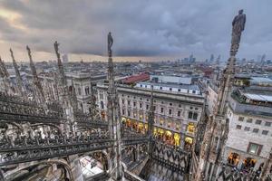 catedral de milão, duomo di milano, uma das maiores igrejas do mundo, na praça piazza duomo, no centro da cidade de milão, na itália. foto