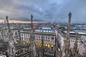 catedral de milão, duomo di milano, uma das maiores igrejas do mundo, na praça piazza duomo, no centro da cidade de milão, na itália. foto