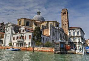 a igreja de san geremia no grande canal de veneza. foto