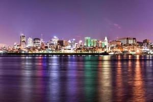 horizonte de montreal à noite foto