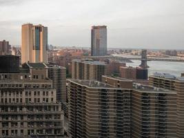 horizonte aéreo do centro da cidade de nova york à noite em direção ao pôr do sol. foto