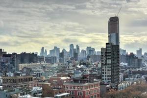 vista do horizonte da cidade de nova york no centro de manhattan em um dia ensolarado foto