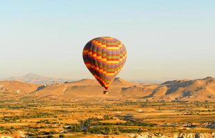 balões de ar quente sobre a capadócia, anatólia central, turquia foto