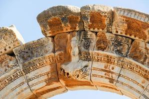 Templo de Adriano na antiga cidade de Éfeso, Turquia. ephesus é um patrimônio mundial da unesco. foto