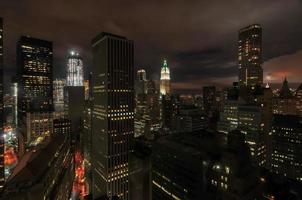 vista aérea dos arranha-céus do centro de manhattan, em nova york, à noite. foto