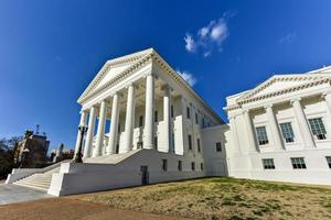 o capitólio do estado da virgínia, projetado por thomas jefferson, inspirado na arquitetura grega e romana em richmond, virgínia. foto