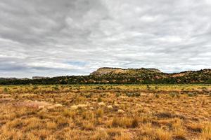 formações rochosas ao longo da johnson canyon road em utah, eua. foto