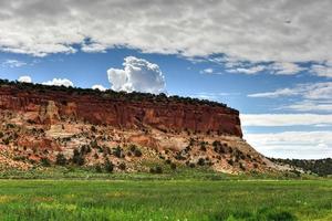 formações rochosas ao longo da johnson canyon road em utah, eua. foto