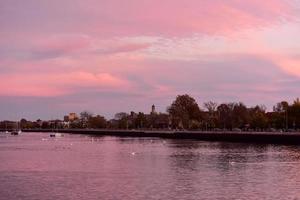 pôr do sol no canal, em sheepshead bay, brooklyn, nova york. foto