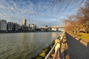 roosevelt island e queensboro bridge, manhattan, nova york foto