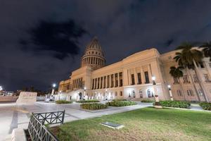 edifício da capital nacional ao entardecer em havana, cuba. foto