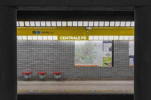 Milão, Itália - 17 de março de 2018 - interior da estação central de metrô de Milão, na Itália. foto