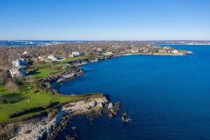 vista aérea da costa rochosa e do penhasco de newport, rhode island. foto