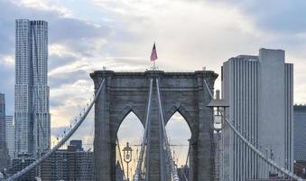 vista panorâmica da ponte do brooklyn no verão. foto