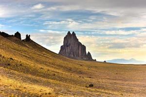 shiprock é um monadnock erguendo-se quase 1.583 pés acima da alta planície desértica da nação navajo no condado de san juan, novo méxico, estados unidos. foto