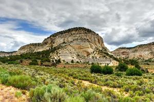 formações rochosas ao longo da johnson canyon road em utah, eua. foto