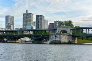 pont de bir-hakeim ponte sobre o rio sena em paris, frança foto