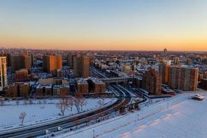 vista aérea de uma praia de coney island coberta de neve durante o inverno ao nascer do sol em brooklyn, nova york foto