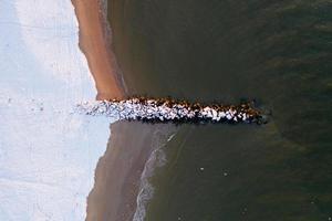 vista aérea de uma praia de coney island coberta de neve durante o inverno ao nascer do sol em brooklyn, nova york foto