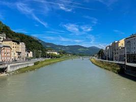 lindo dia de verão ao longo do rio salzach em salzburgo, áustria. foto