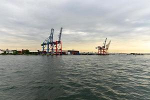 guindastes de carga industrial ao longo da costa de brooklyn, nova york. foto