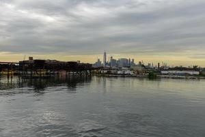 vista do centro de manhattan de red hook, brooklyn, nova york. foto