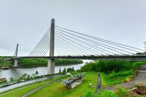 a ponte estreita de penobscot é uma ponte estaiada de 2.120 pés de comprimento sobre o rio penobscot em maine. foto