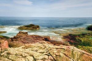 a costa rochosa no parque nacional de acadia, maine perto de thunder hole no verão. foto