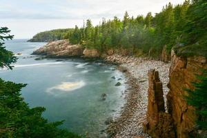 costa rochosa de monument cove no parque nacional acadia maine no verão. foto