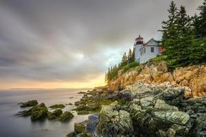 Bass Harbour Head Light no Acadia National Park, Maine ao pôr do sol. foto