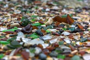 praia seaglass nas bermudas composta por garrafas de vidro recicladas usadas. foto