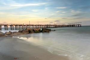 a costa de brooklyn com coney island beach e pier em nova york. foto