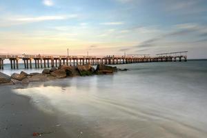 a costa de brooklyn com coney island beach e pier em nova york. foto