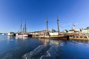 um veleiro no porto pipervika no centro de oslo, capital da noruega, europa. foto