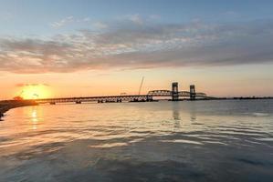 pôr do sol de rockaways, queens, ny foto