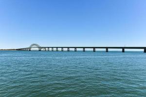 a fire island inlet bridge, parte integrante da robert moses causeway, é um arco de aço de duas pistas com um deck de concreto que transporta a parkway sobre a fire island inlet. foto