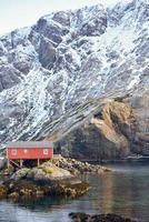 a cidade de nusfjord nas ilhas lofoten, noruega no inverno. foto