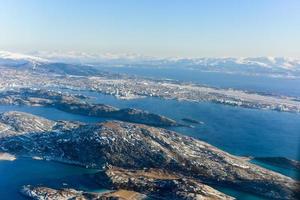 uma vista aérea das montanhas cobertas de neve das ilhas lofoten, noruega no inverno. foto