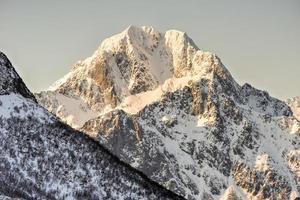 picos de montanha ao redor de vagspollen nas ilhas lofoten, noruega no inverno. foto