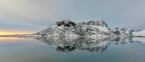 vagspollen reflexão ao nascer do sol nas ilhas lofoten, noruega no inverno. foto