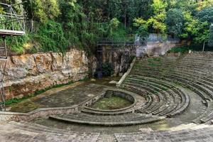 teatro grego construído para a exposição internacional de barcelona de 1929. este anfiteatro foi construído de acordo com o modelo tradicional grego no parque de montjuic. foto