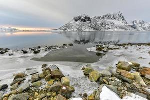 vagspollen reflexão ao nascer do sol nas ilhas lofoten, noruega no inverno. foto