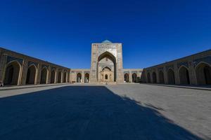 pátio interno da mesquita kalyan em bucara, uzbequistão. foto