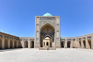 pátio interno da mesquita kalyan em bucara, uzbequistão. foto