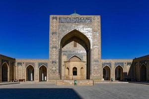 pátio interno da mesquita kalyan em bucara, uzbequistão. foto