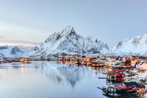 inverno em reine, ilhas lofoten, noruega. foto